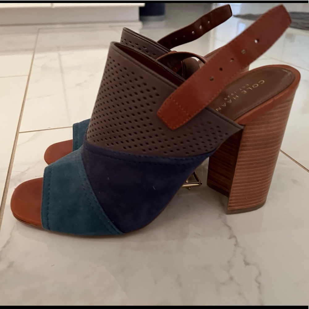 Peep toe block heel sandles